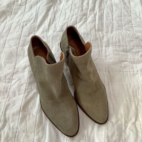 Lucky brand Saucie booties size 7M EUC green suede croc embossed - Picture 2 of 10